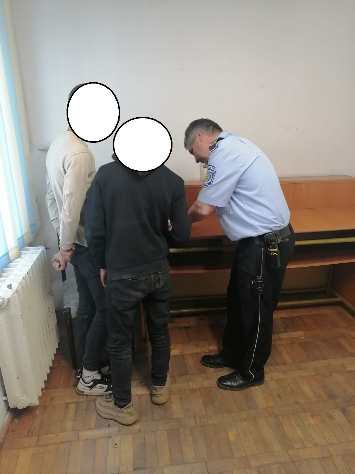 Minori prinşi de un poliţist local din Piatra-Neamţ după ce au furat un telefon mobil
