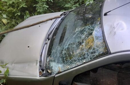 Un şofer beat din Piatra-Neamţ a căzut cu maşina într-o râpă