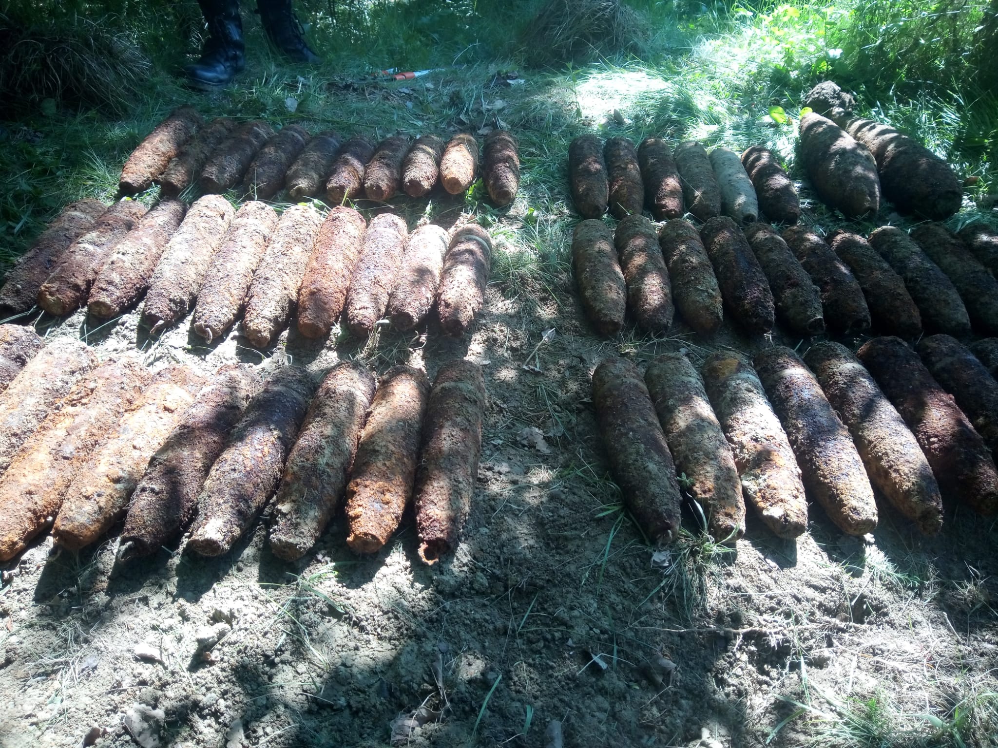 Peste 50 proiectile explozive, descoperite pe un teren în Neamţ