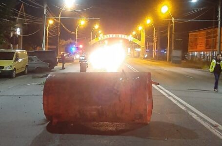 Un boiler a aterizat pe mijlocul unei străzi din Piatra-Neamţ, în urma unei explozii