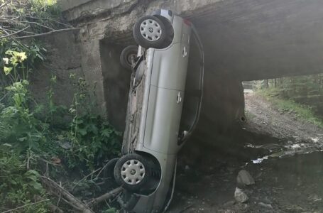 O maşină a căzut „în cap” de pe un pod la Pipirig