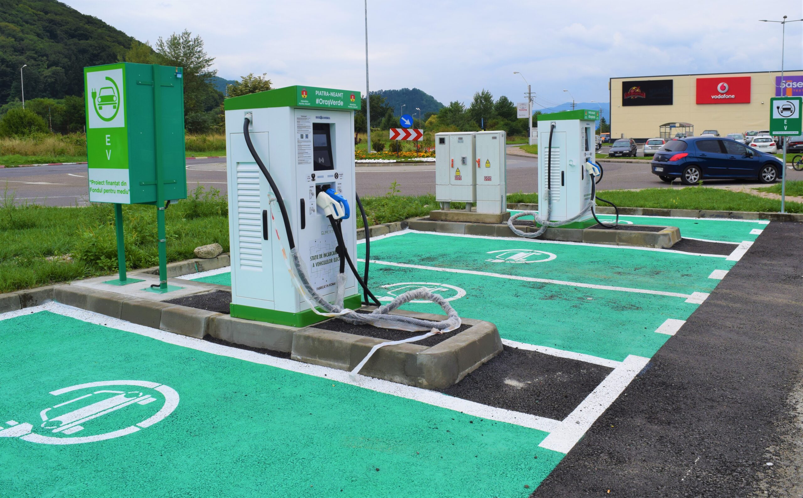 Proprietarii mașinilor electrice au din această săptămână 6 noi stații de reîncărcare în Piatra-Neamț