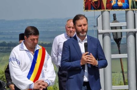 Președintele PNL Neamț, George Lazăr, alături de oameni în zi de mare sărbătoare
