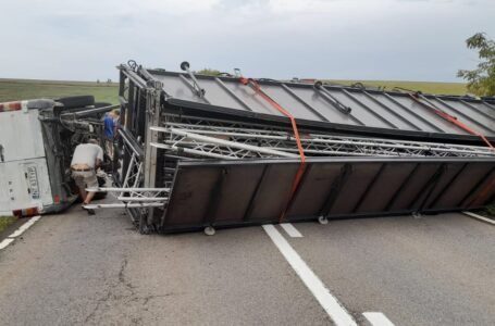 Trafic rutier blocat total pe DN 15, la Girov, din cauza unui accident
