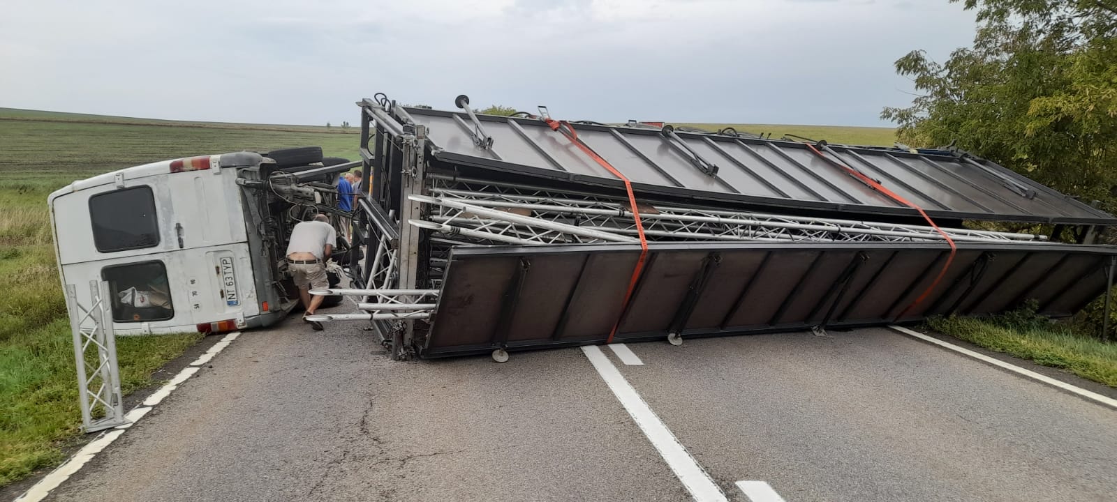 Trafic rutier blocat total pe DN 15, la Girov, din cauza unui accident