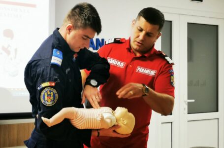 Jandarmii, instruiți de paramedicii ISU Neamț pentru acordarea măsurilor de prim ajutor