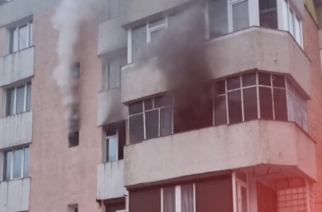 Panică într-un bloc din Piatra-Neamt! Incendiu într-un apartament!