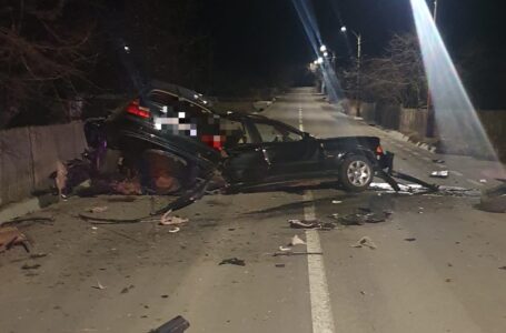 Tânăr mort la Dragomireşti după ce a intrat cu BMW-ul într-un cap de pod