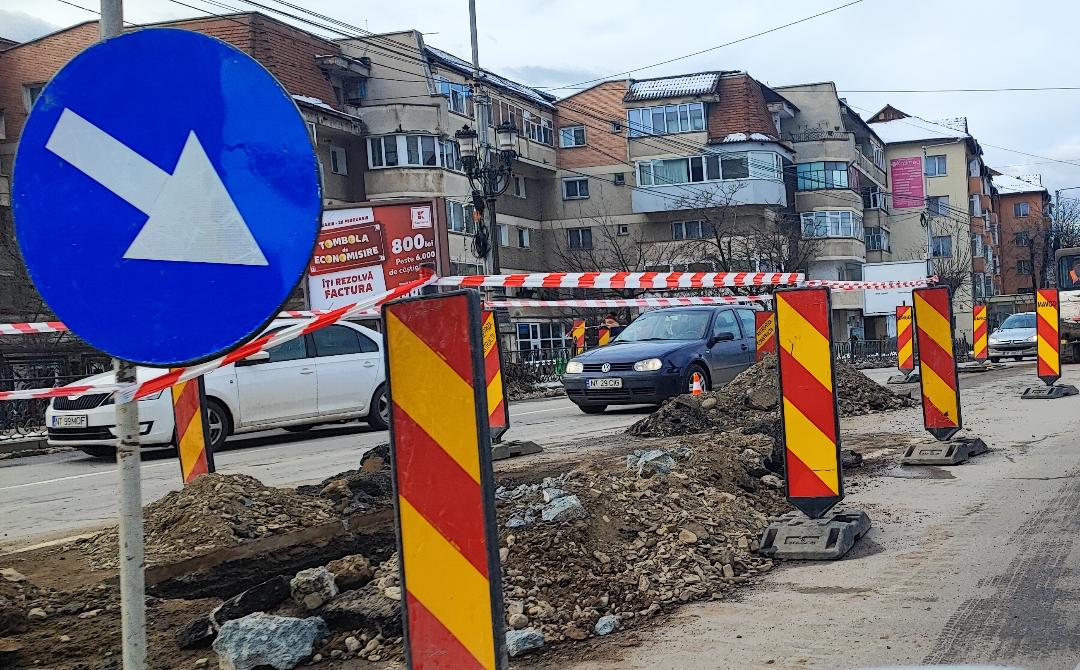 Începe nebunia în trafic! Pregătiri pentru demolarea podului din zona Spitalului Judeţean Piatra-Neamţ (foto-galerie)
