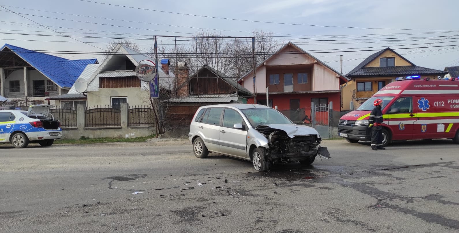 Trei femei au fost rănite într-un accident la Borleşti! Coliziune între 2 maşini şi o căruţă!