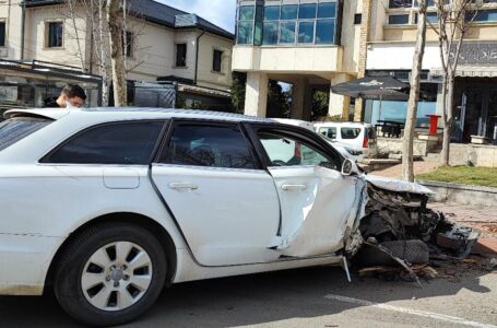 Accident spectaculos în centrul municipiului Piatra-Neamţ comis de un şofer începător (foto-galerie)