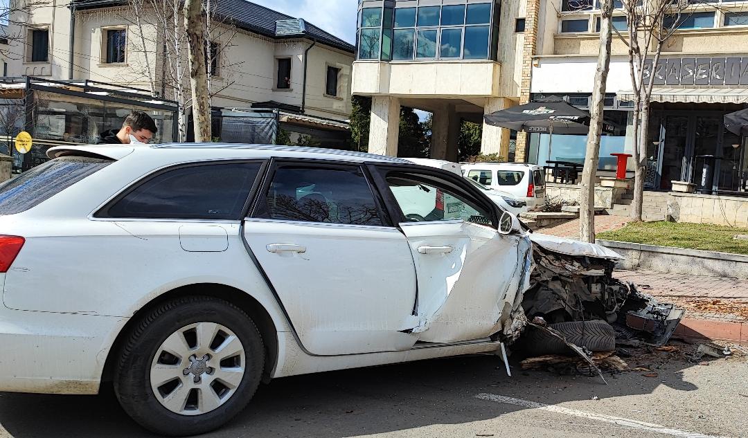Accident spectaculos în centrul municipiului Piatra-Neamţ comis de un şofer începător (foto-galerie)