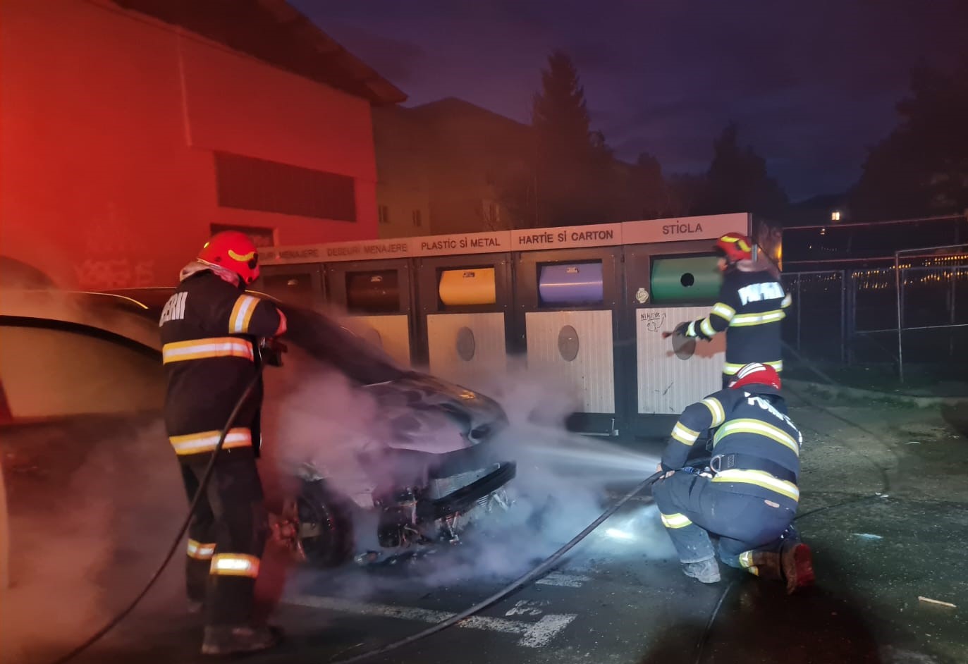 O maşină s-a făcut scrum în Piatra-Neamţ, în urma unui incendiu