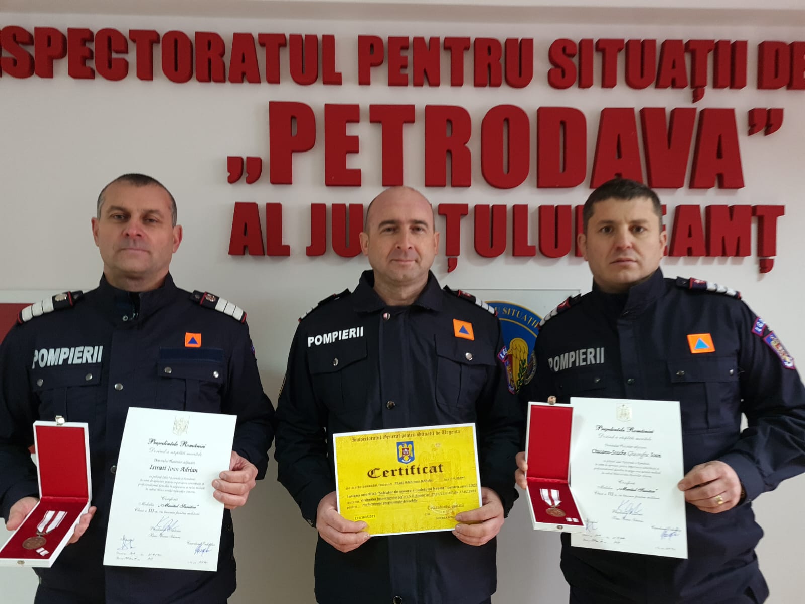 Trei pompieri cu care ISU Neamţ se mândreşte! Au fost premiaţi de preşedintele României!