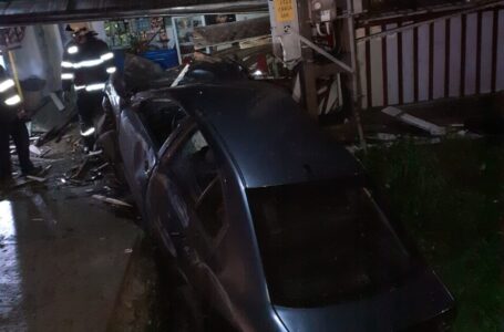 Un şofer beat, din Piatra-Neamţ, a intrat cu maşina pe terasa unui magazin, la Crăcăoani