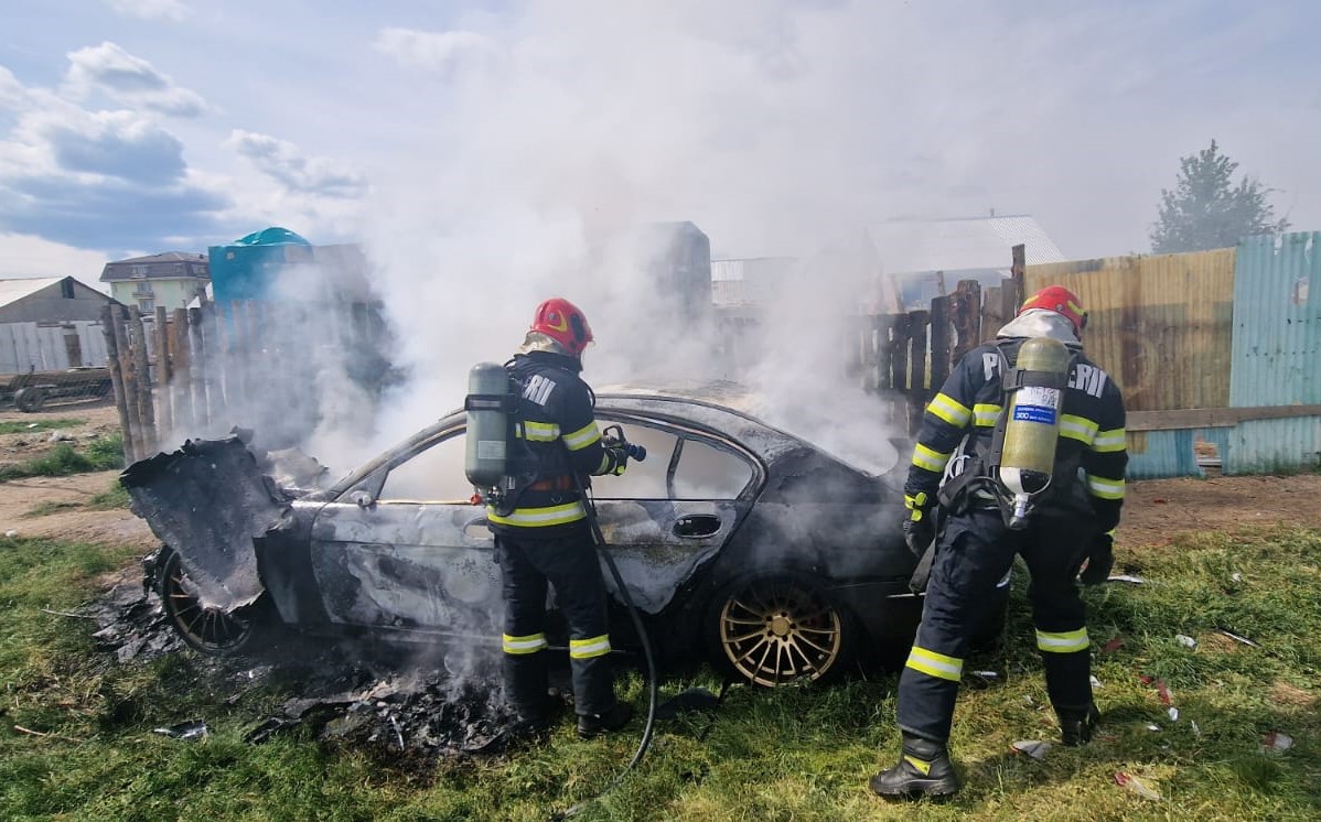 Bărbatul care a incendiat o maşină de lux la Girov a fost reţinut de poliţişti