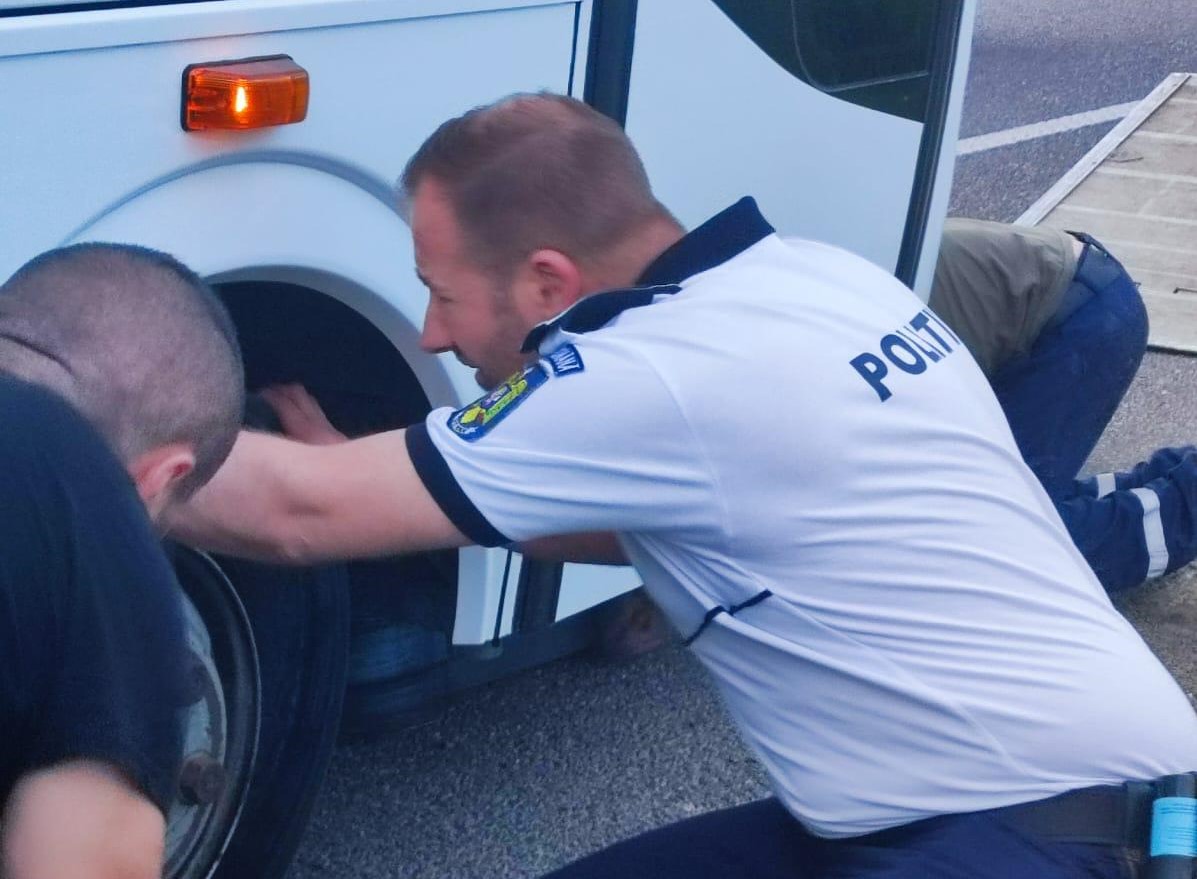 Gest rar făcut de doi poliţişti din Neamţ, după ce au văzut un autocar cu copii din Târgu-Neamţ tras pe dreapta