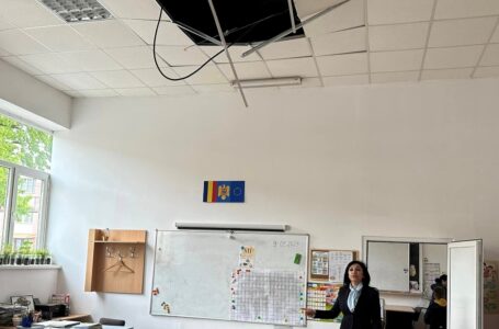 Tavanul unei clase la Şcoala 2 Piatra-Neamţ s-a prăbuşit! Inspectorul general Florentina Moise cere primăriei să intervină urgent!