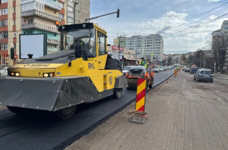 Primăria Piatra-Neamţ anunţă că se toarnă stratul final de asfalt pe strada Mihai Viteazul