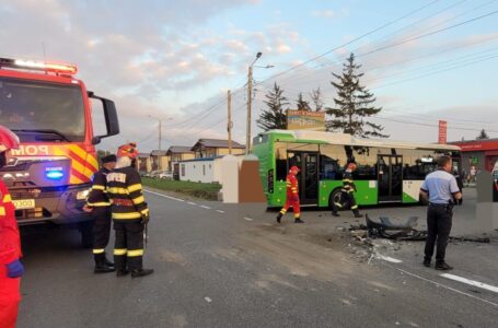 Autobuz electric cu 10 călători, implicat într-un accident rutier în Piatra-Neamţ