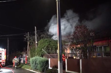 O casă din Neamţ a fost distrusă în urma unui incendiu izbucnit de la o lumânare
