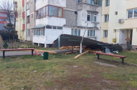 Acoperişul unui bloc din Piatra-Neamţ a fost smuls de vânt