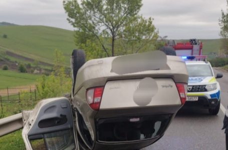 Două persoane, rănite după ce s-au răsturnat cu mașina pe DN 15C, la Gârcina