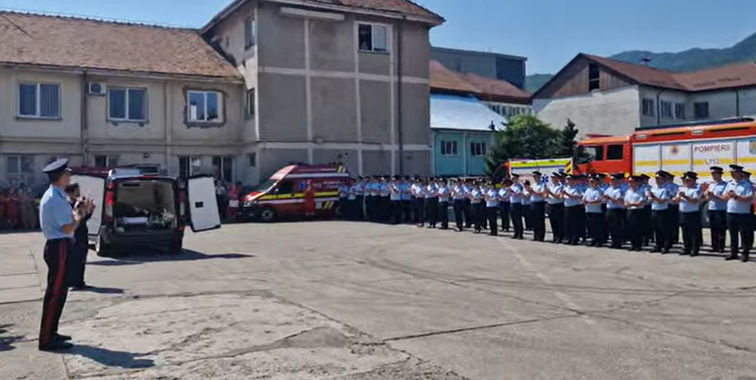 Momente sfâşietoare la Detaşamentul de pompieri Piatra-Neamţ. Ultimul apel pentru paramedicul Cezar Cozar, în lacrimile camarazilor. (Video)