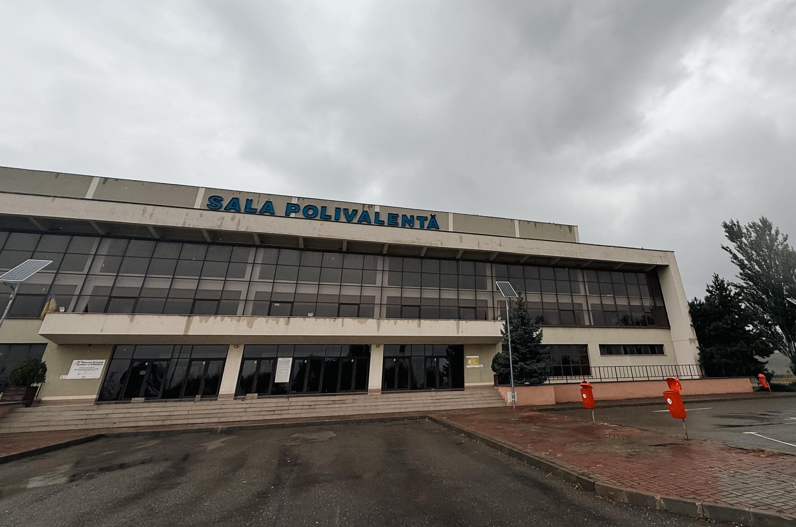 Sala Polivalentă din Piatra-Neamţ va fi modernizată cu fonduri elvețiene nerambursabile