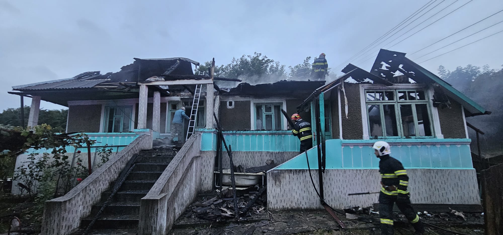 O casă din Bârgăuani s-a făcut scrum în urma unui incendiu. O bătrână a făcut atac de panică.