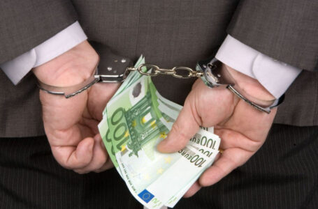Flagrant DNA! Poliţist din Neamţ, prins când primea 15.000 euro mită!