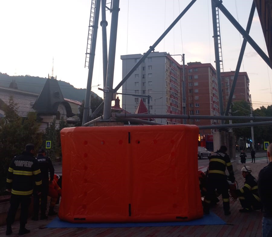 Pompierii intervin pentru salvarea unei persoane care s-a urcat pe un stâlp al telegondolei