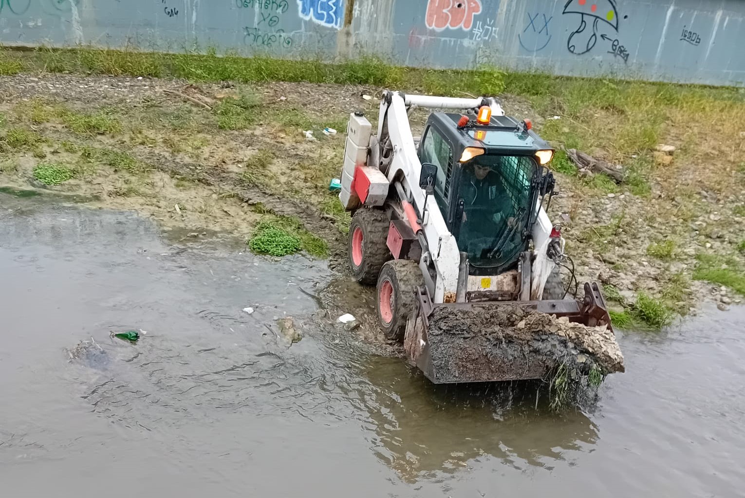 Au început lucrările de decolmatare a pârâului Cuejdi