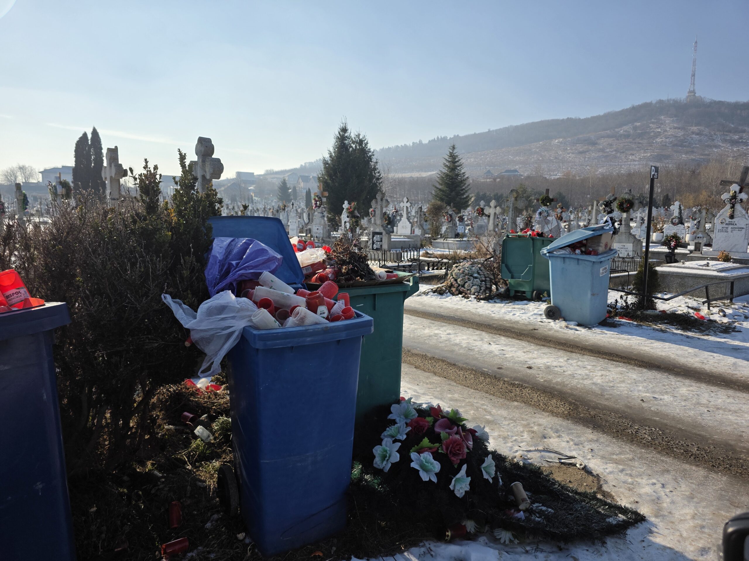 În Cimitirul „Pietricica” Piatra-Neamţ îţi rupi gâtul pe gheaţa de pe aleile invadate de mormane de gunoaie (foto-galerie)