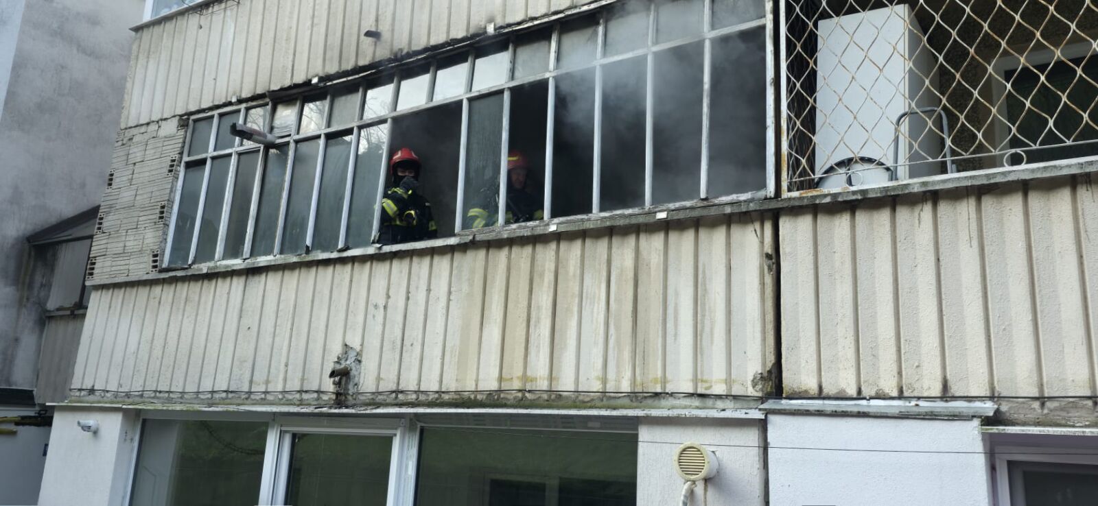 Incendiu într-un apartament din Piatra-Neamţ din cauza unei lumânări