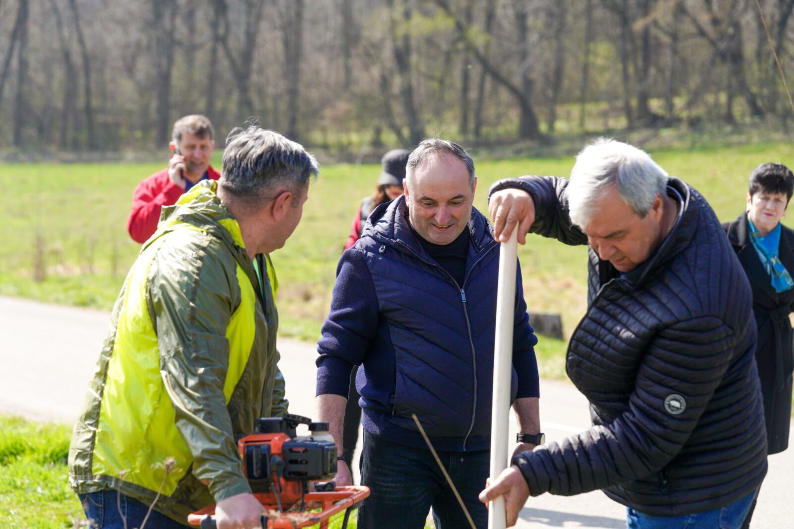 „Rădăcini către viitor”: Primii 300 de copaci plantați de CJ Neamţ