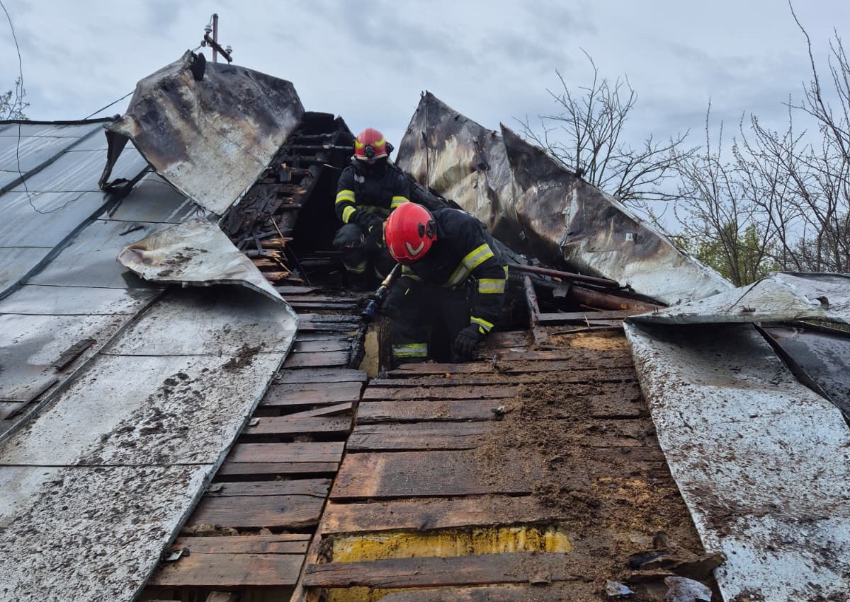 Două persoane, asistate medical în urma unui incendiu în Neamţ