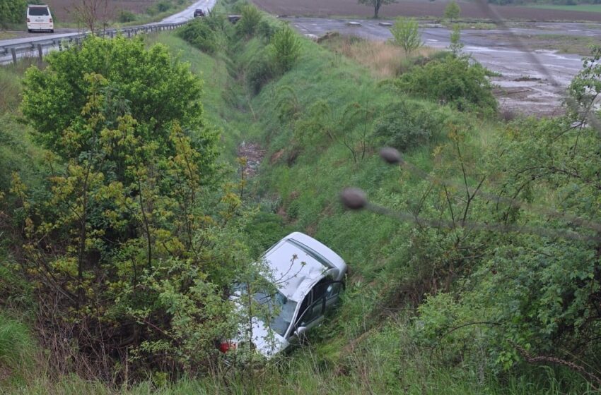O mașină cu trei persoane a căzut într-un canal la Târgu Neamţ