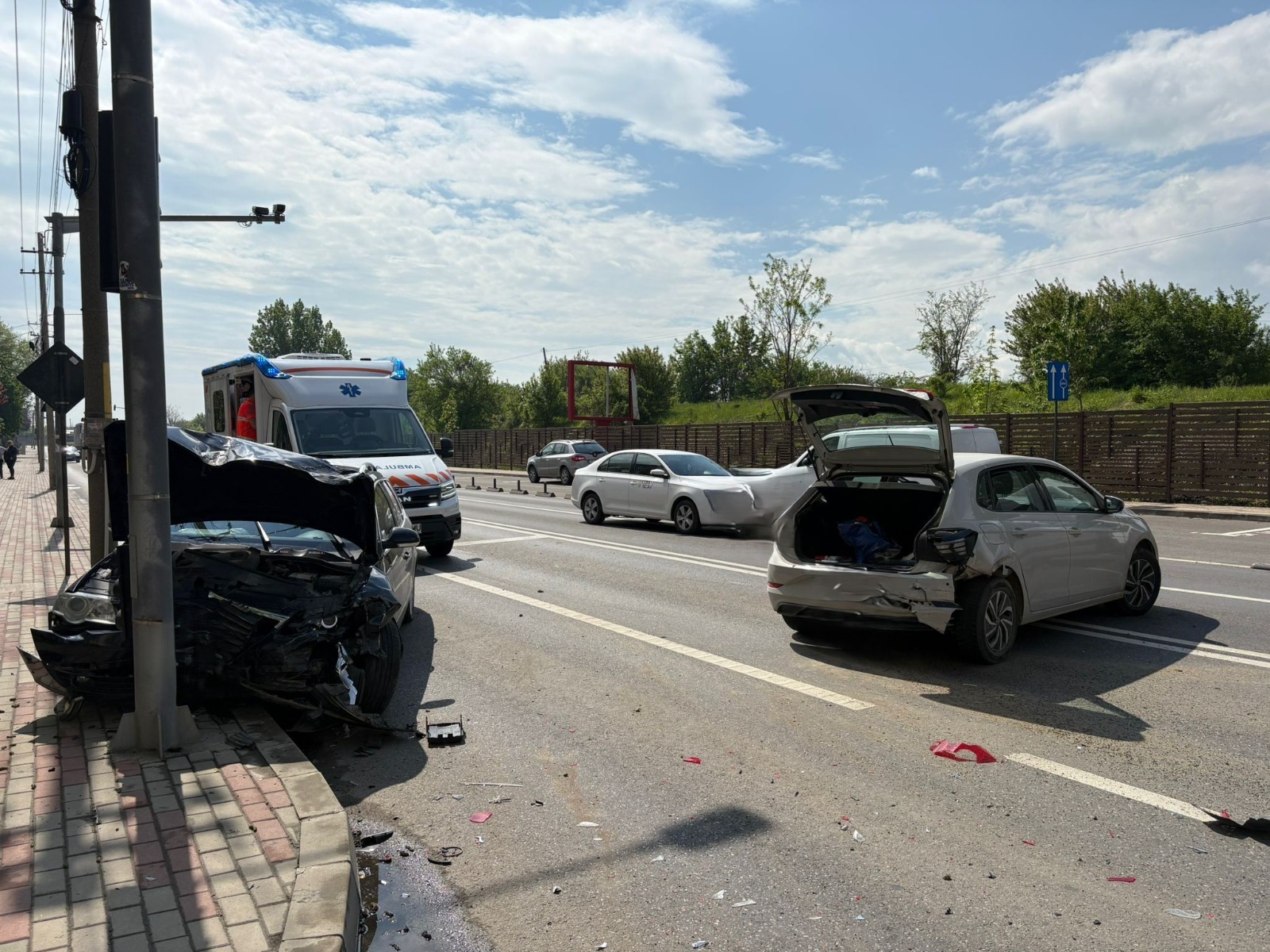 Un bebeluş şi mama lui, răniţi într-un accident rutier în Piatra-Neamţ