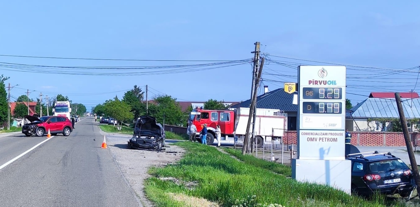 Accident cu trei răniți la Podoleni din cauza unei depăşiri