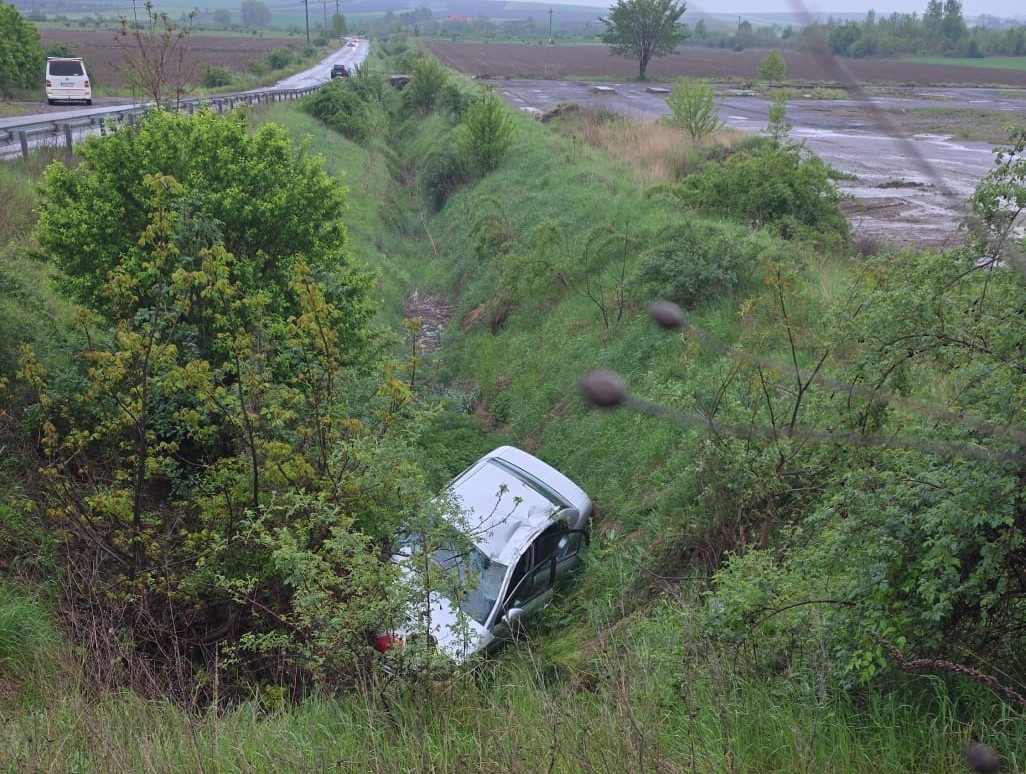 O mașină cu trei persoane a căzut într-un canal la Târgu Neamţ