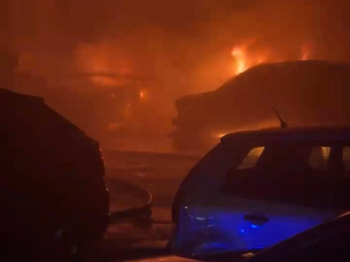 Maşini incendiate intenţionat pe B-dul Traian din Piatra-Neamţ