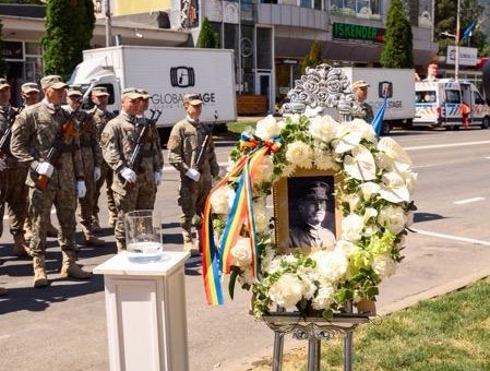 Piatra-Neamț a marcat Ziua Drapelului Național printr-un eveniment special dedicat memoriei Generalului Nicolae Dăscălescu.