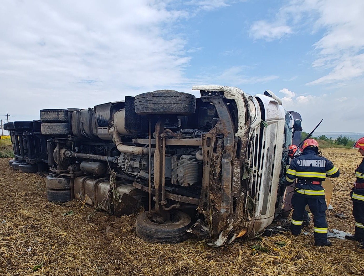 Bărbat grav rănit după ce s-a răsturnat cu TIR-ul încărcat cu sârmă