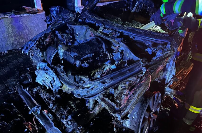 Maşină incendiată Săvineşti