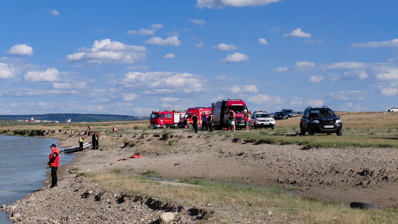 Au murit cei doi fraţi care s-au înecat în râul Moldova. Sora lor, de 6 ani, salvată de tată