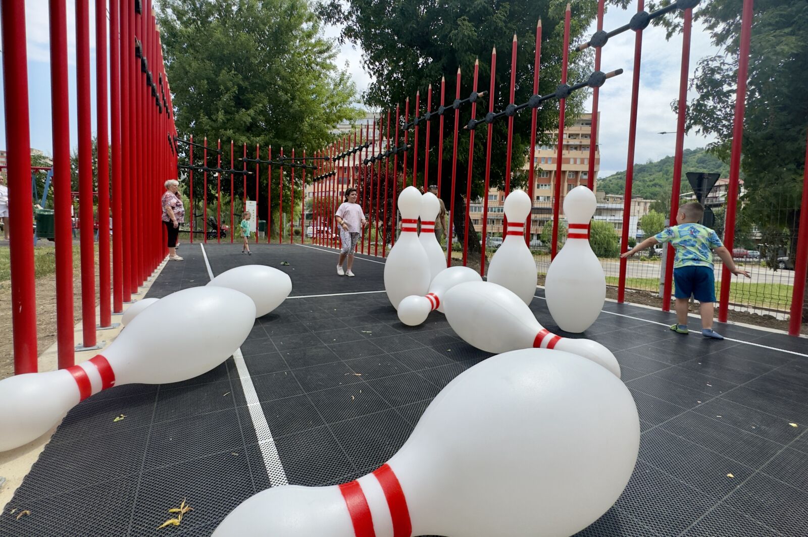 Cinci locuri de joacă modernizate și cinci noi terenuri de sport vor fi construite în Piatra-Neamț