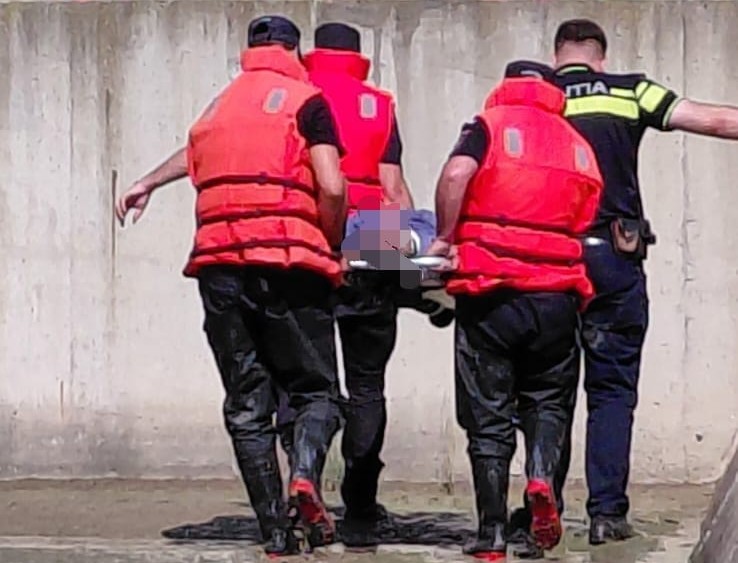 Bărbat salvat din râul Moldova după ce a căzut de la 6 metri