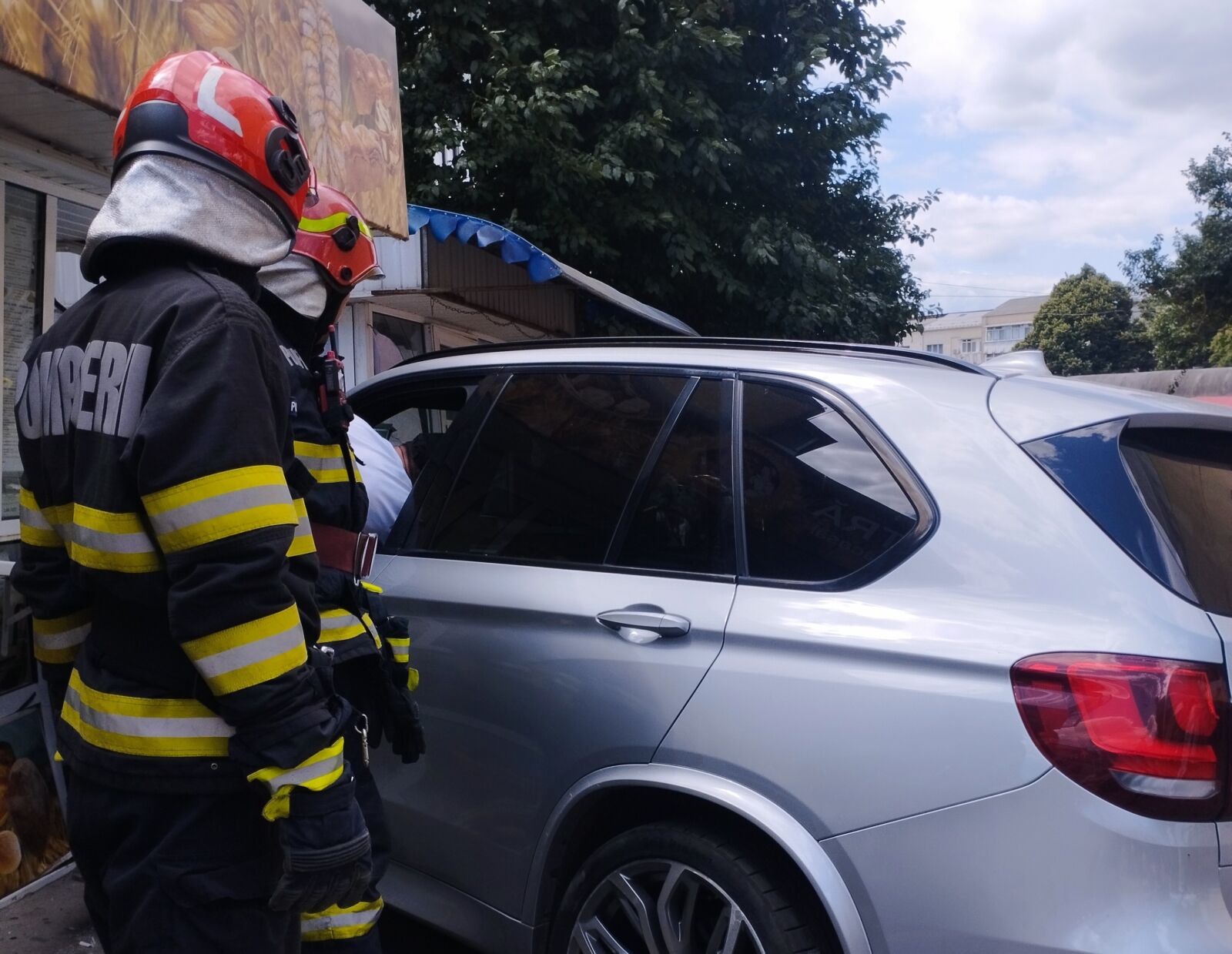 A intrat cu maşina într-o brutărie din Roman