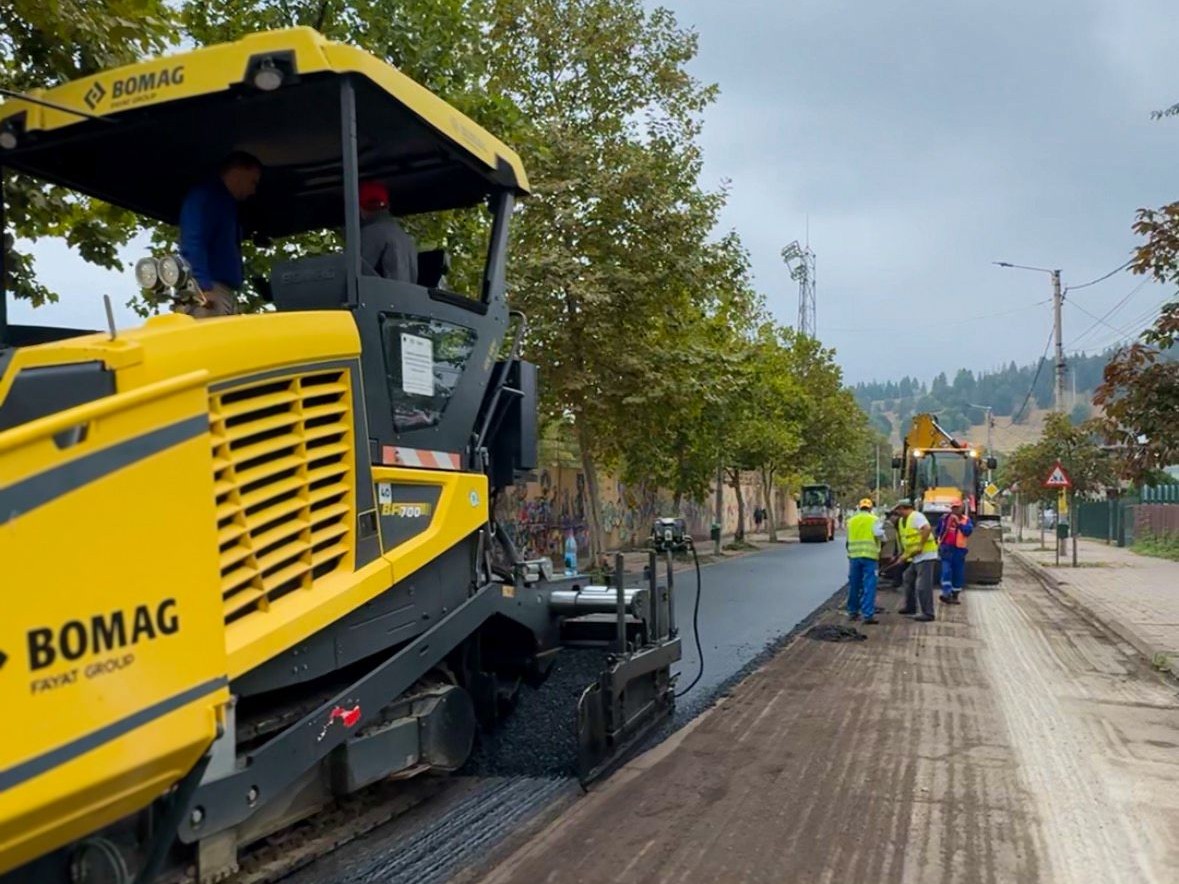 Asfaltare pe strada Ștefan cel Mare din Piatra-Neamț. Primăria suportă doar jumătate din costuri